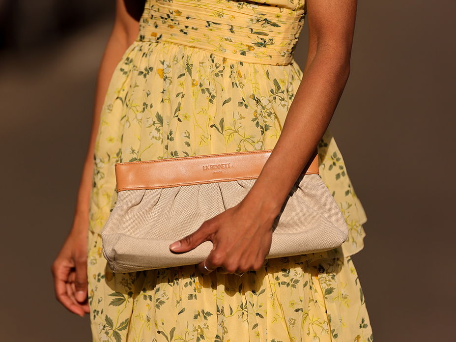 Frau hält Clutch