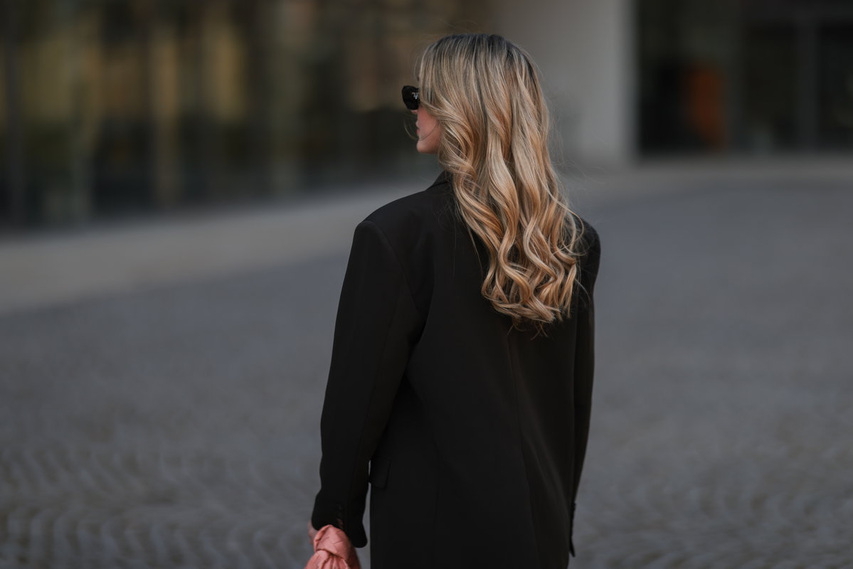 Frau mit welligen Haaren