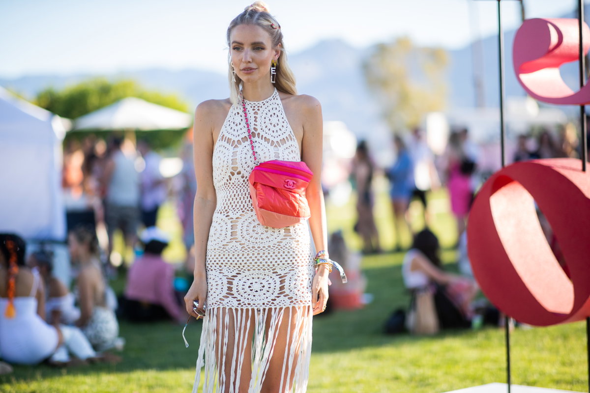Frauen tragen weiße Hippie-Kleider