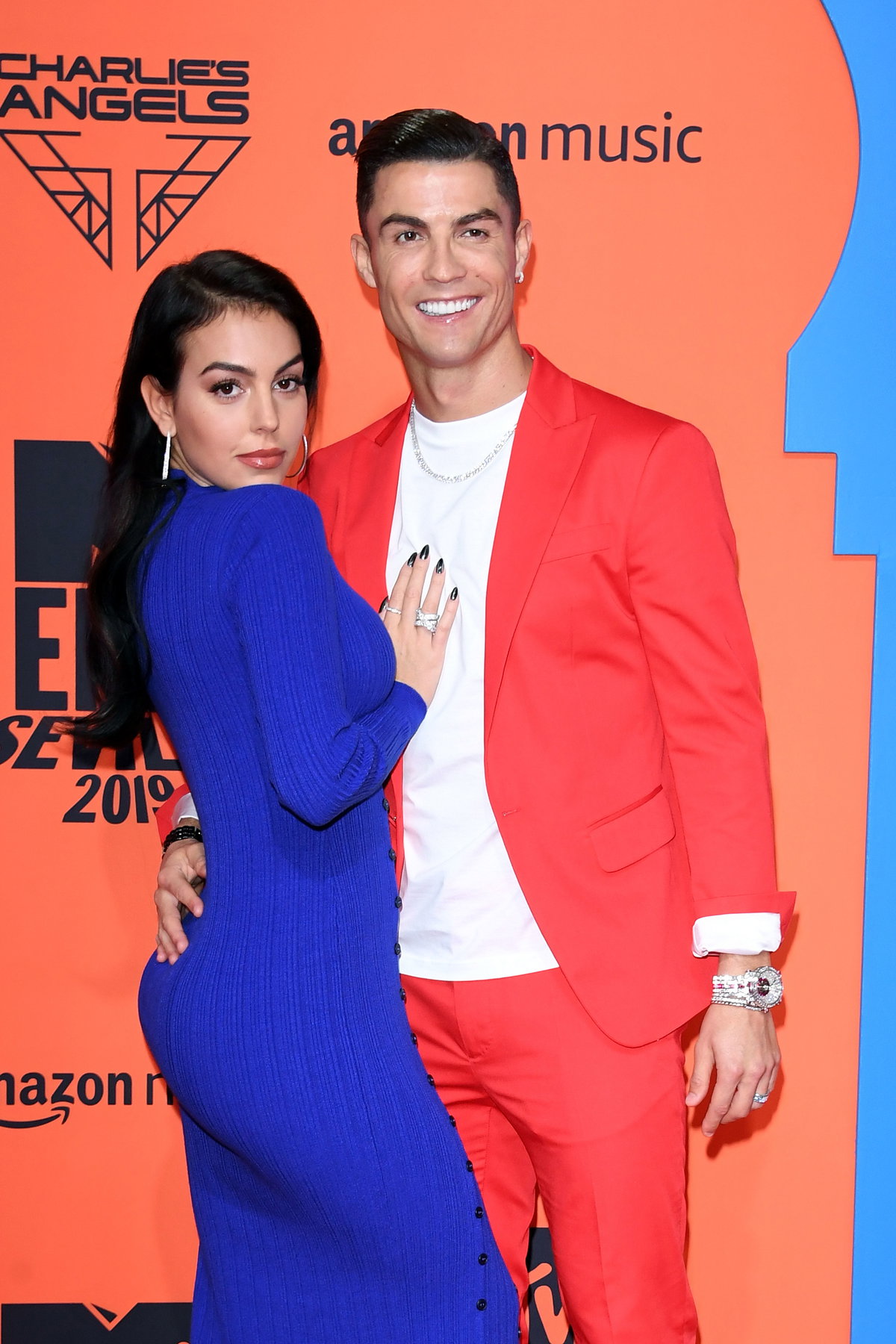 cristiano Ronaldo legt Georgina Rodriguez glücklich den Arm um die Taille