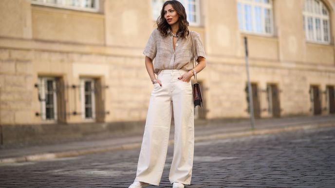 Modetrend 2022: Jeans in Beige lassen Frühlingsgefühle aufblühen
