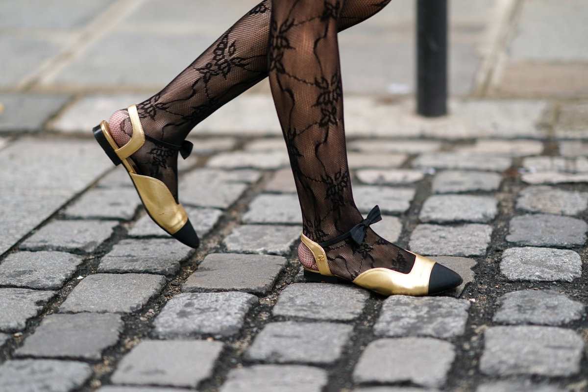 Frau trägt Ballerinas mit Slingback