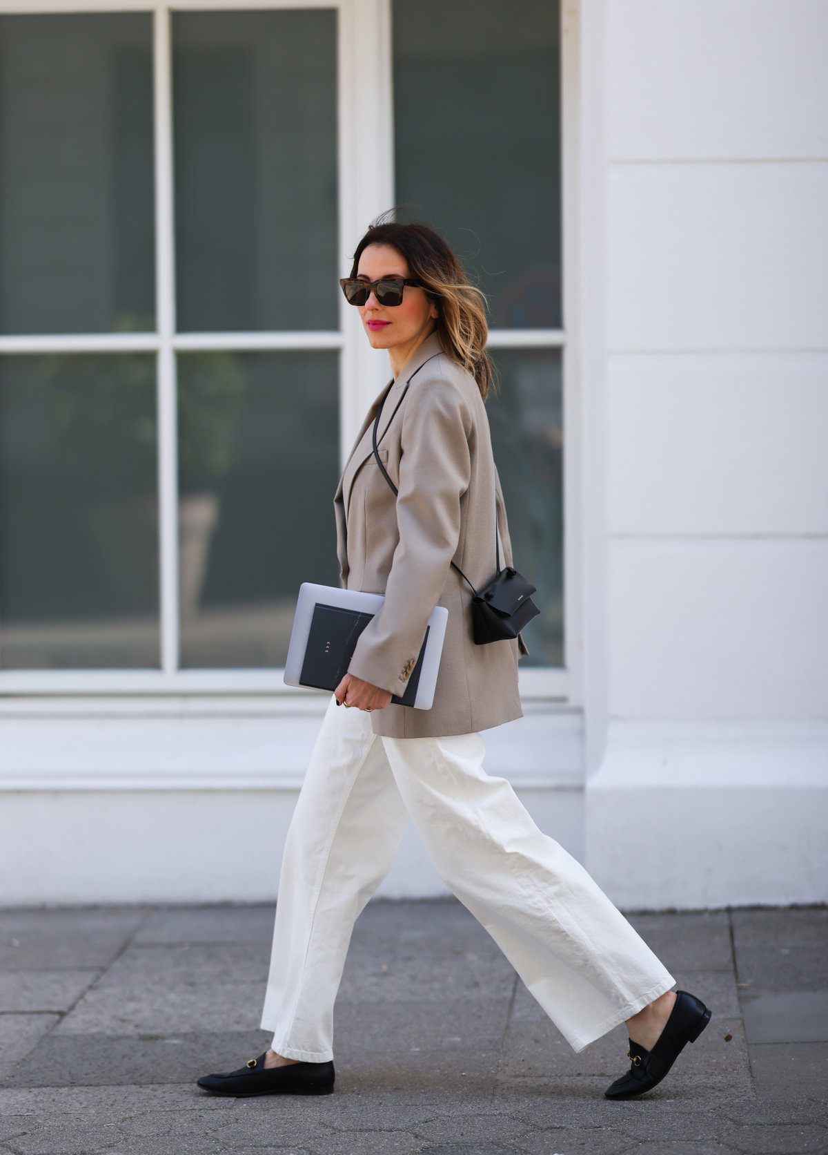 Frau trägt Jeans in Beige