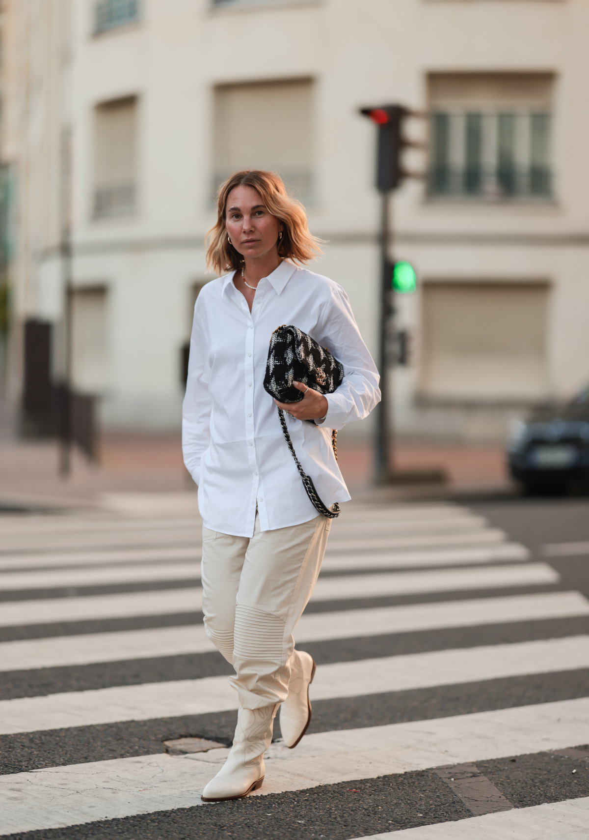 Frau trägt Jeans in Beige
