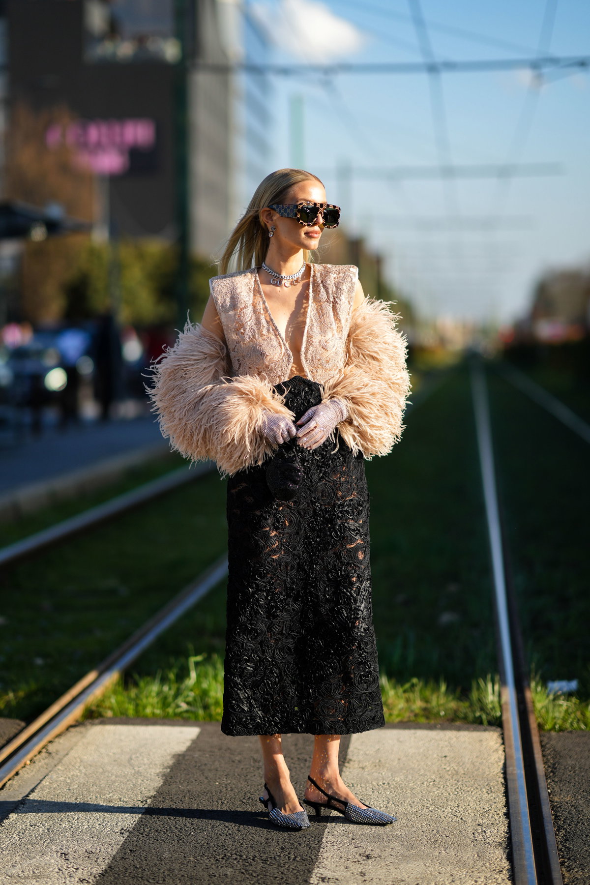 Frau trägt Ballerinas mit Slingback