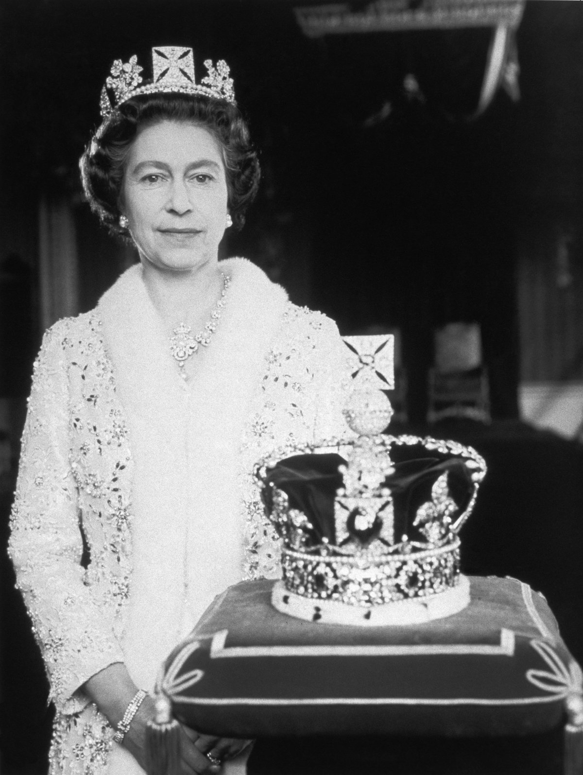 Queen posiert vor der Krone