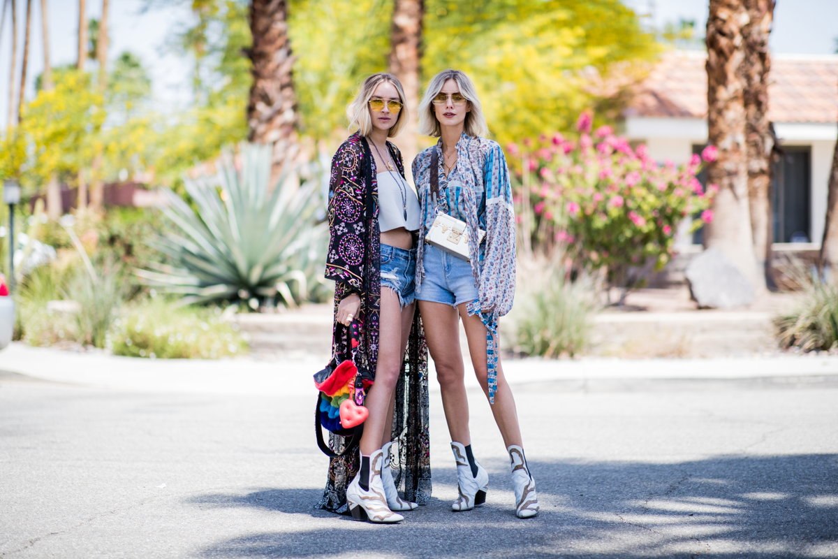 Zwei Frauen tragen Hippie-Kleidung und posieren