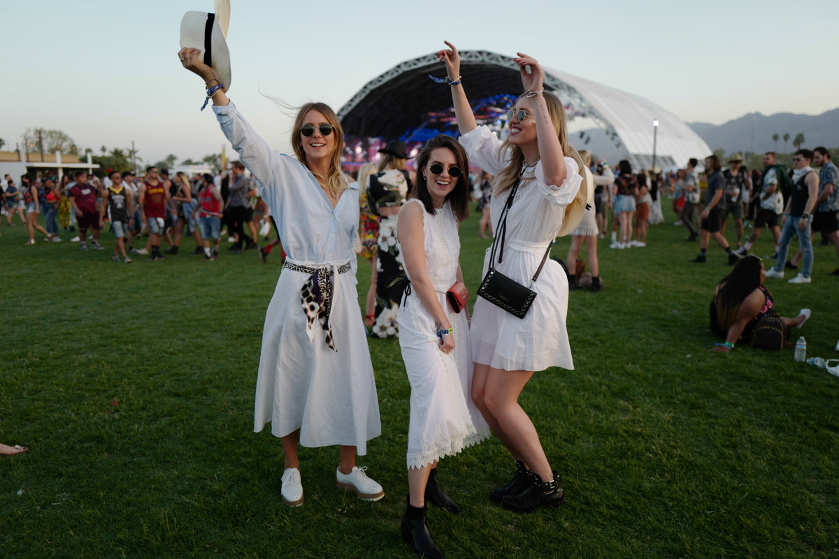 Frauen tragen weiße Hippie-Kleider