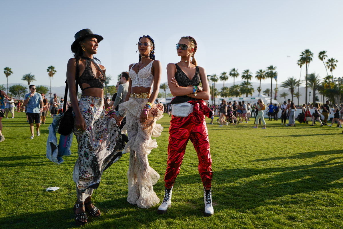 Drei Models posieren auf der Coachella-Wiese und tragen Hippie-Kleidung