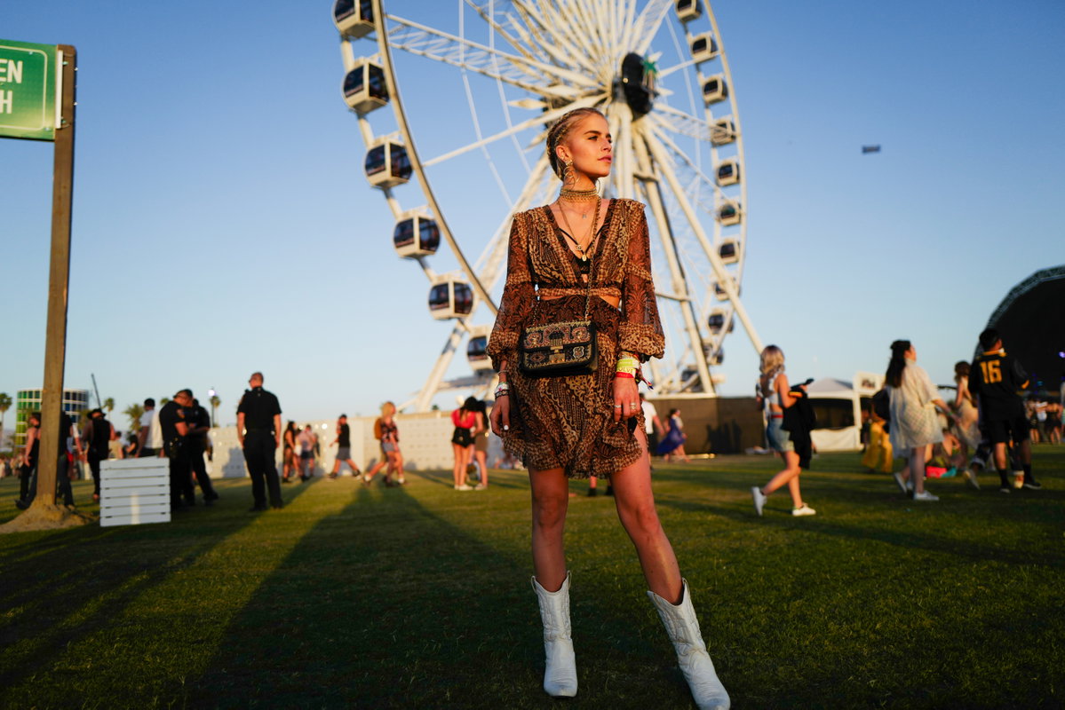 Caro Daur trägt Cowboy-Stiefel auf Coachella-Wiese
