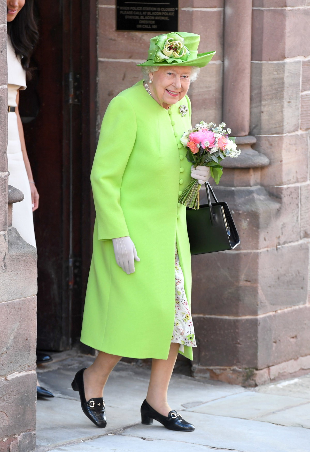 Queen verlässt eine Kirche
