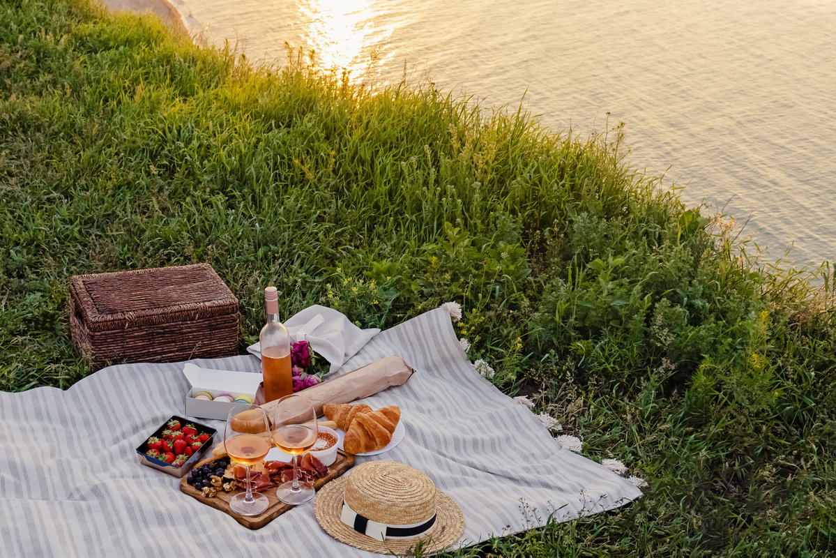 Picknickkorb mit Baguette, Käse und Wein