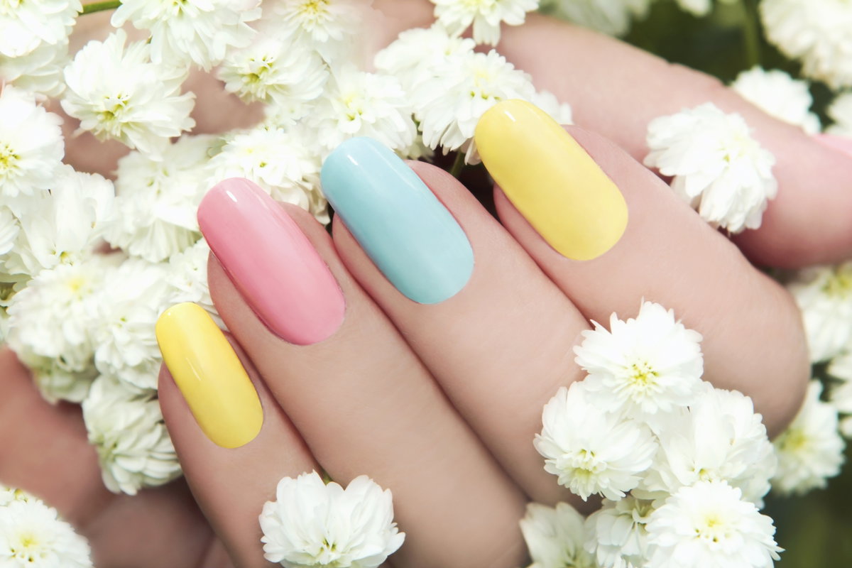 Lackierte Fingernägel in Lemon Gelb, Rosa und Türkis