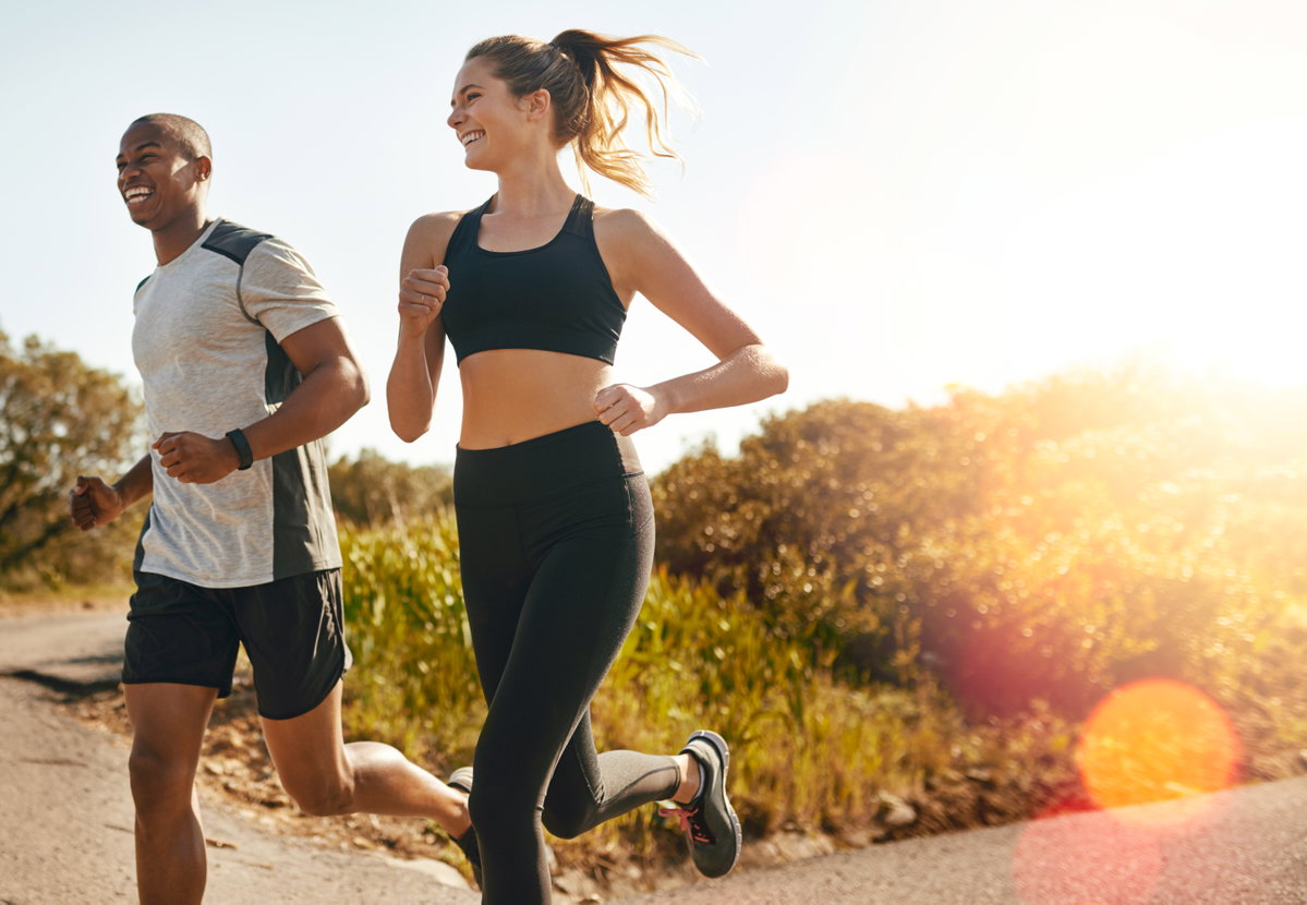 Ein Mann und eine Frau joggen