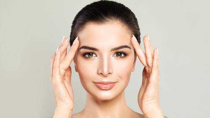 Beauty-Trend 2022: Facelift Taping lässt dich in Sekunden jünger aussehen