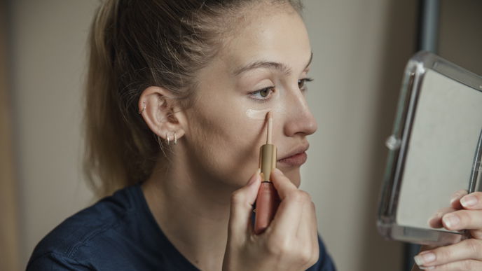 Beauty-Trend 2022: Dieser 9-Euro Concealer aus der Drogerie überzeugt mit über 8.000 Bewertungen