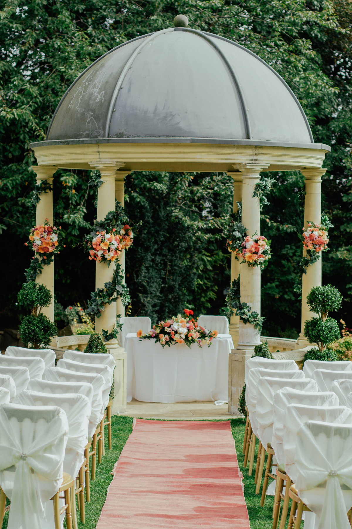 weiß geschmückte Kuppel für Hochzeit