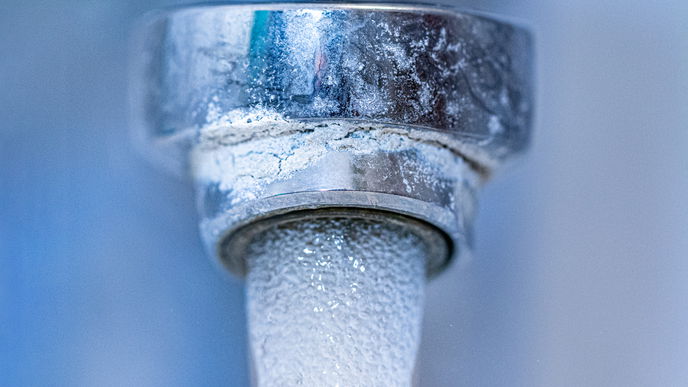 Kalk entfernen in der Dusche: Mit diesen Tipps wird die Duschkabine wieder sauber
