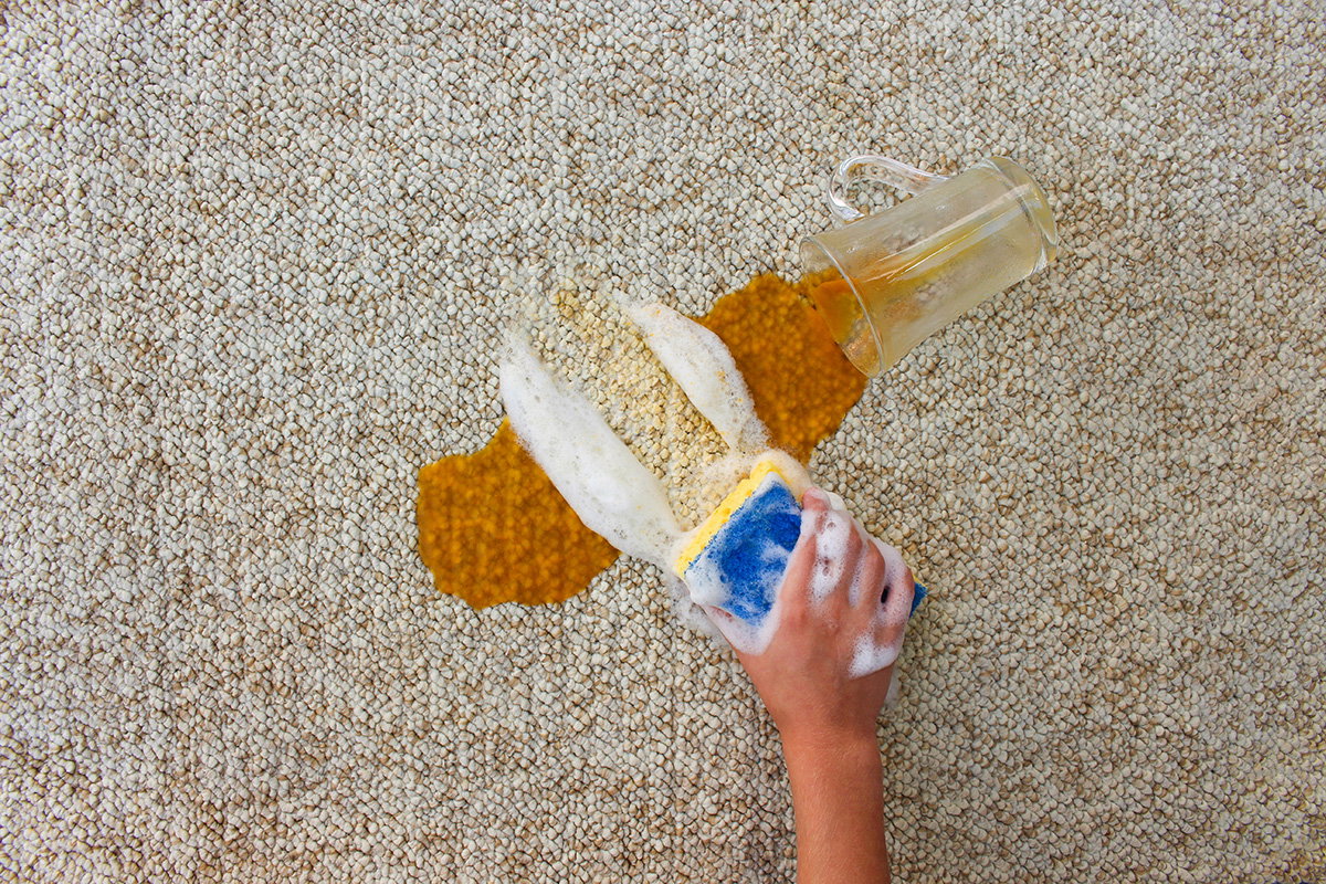 Karottenbrei auf dem Teppich