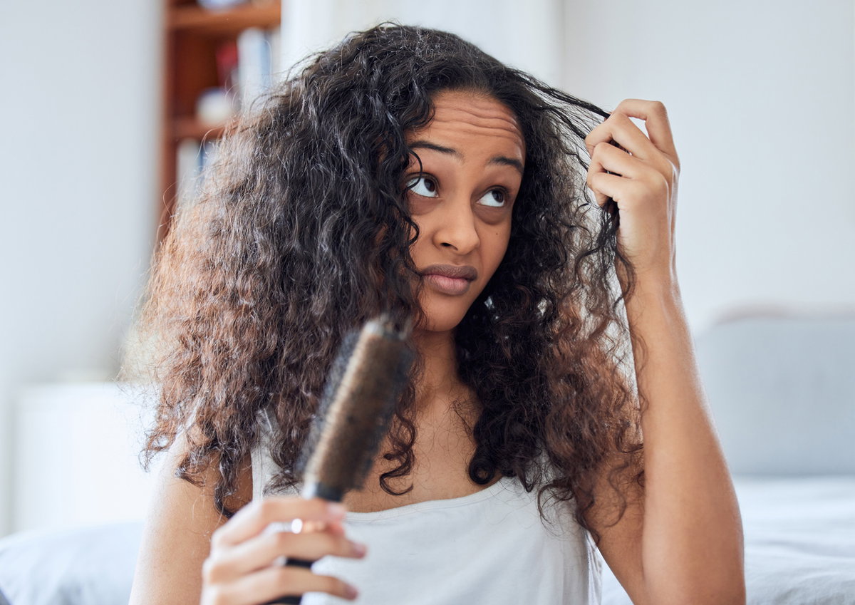 Frau mit krausem Haar