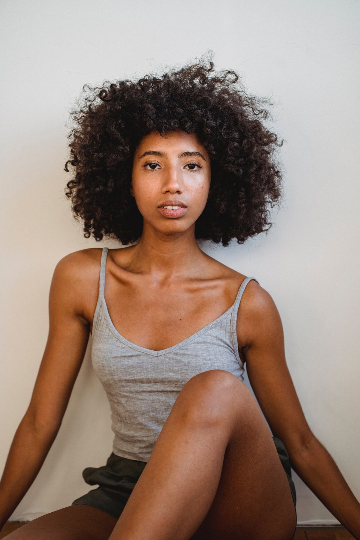 Frau mit Afrohaaren