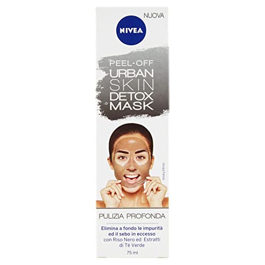 Verpackung der Gesichtsmaske mit lachender Frau, die Maske aufträgt