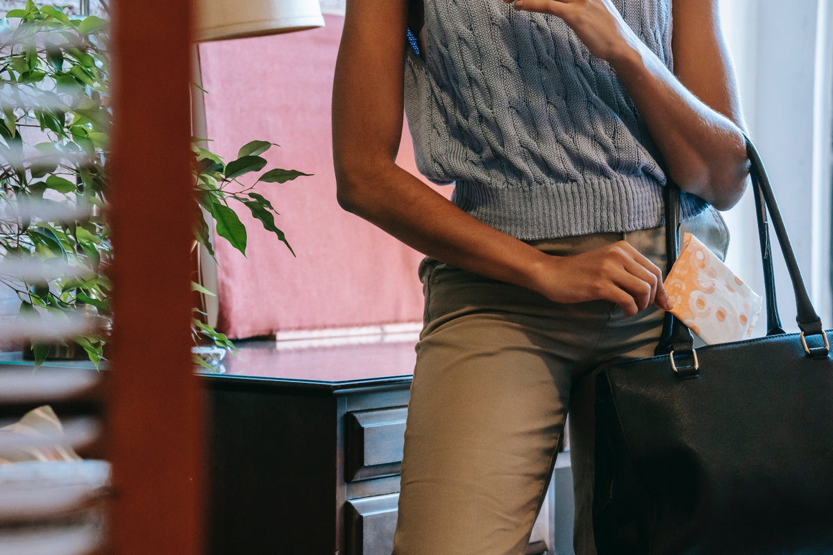 Frau mit Binde in Tasche