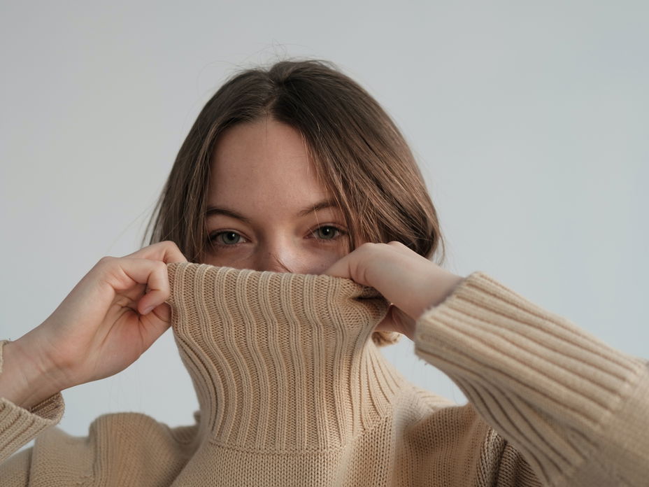 Frau mit Rollkragen Pullover