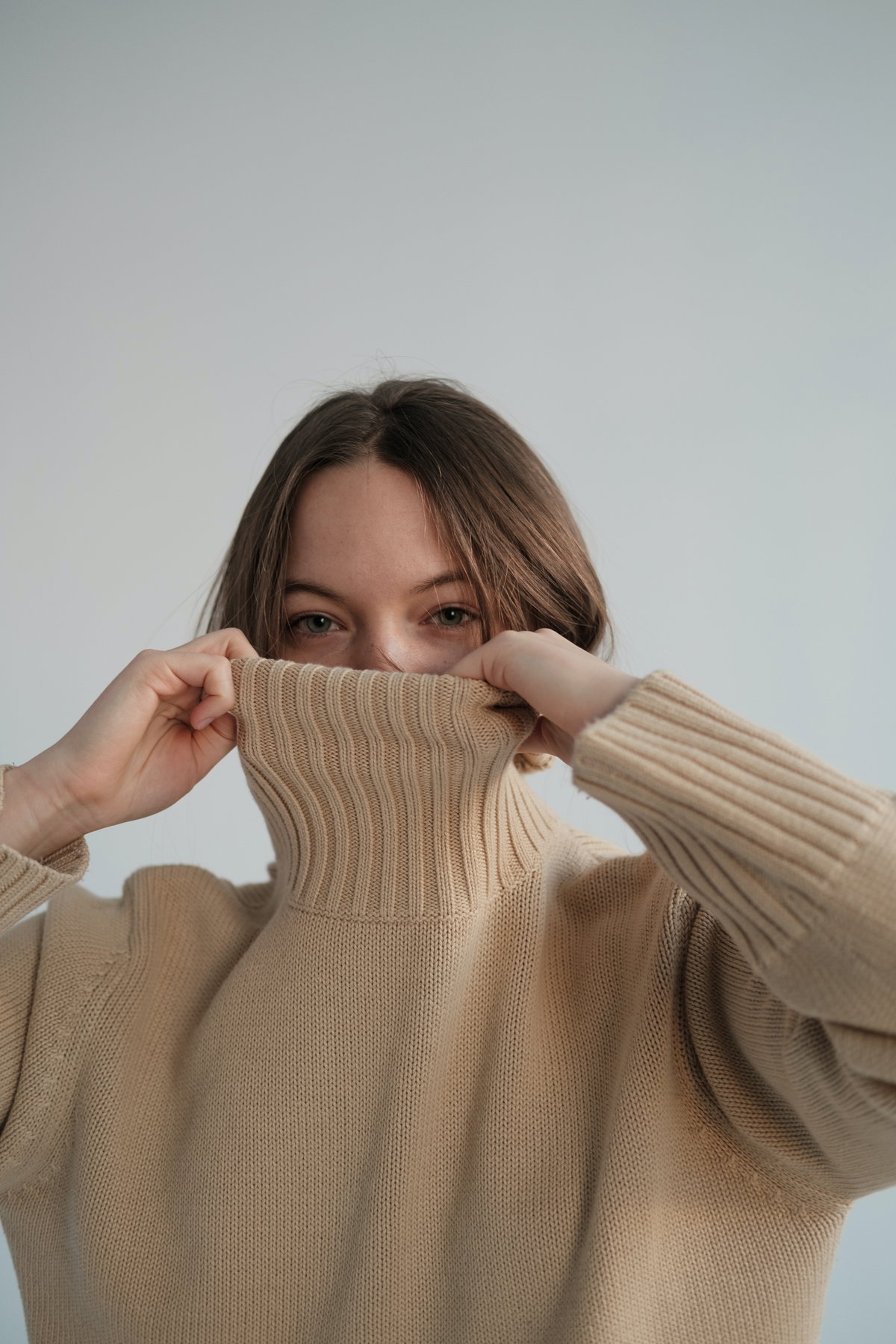 Frau mit Rollkragen Pullover