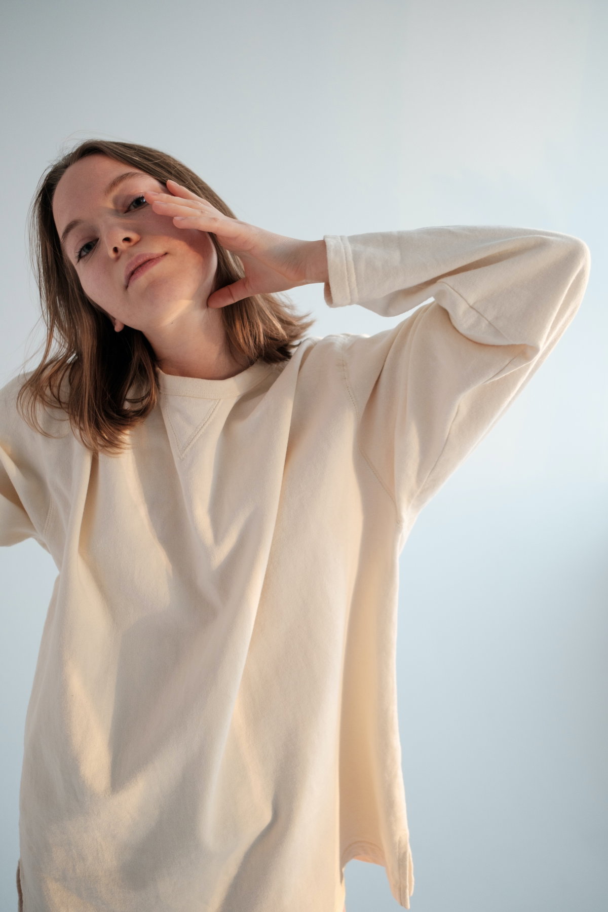 Frau mit Hand im Gesicht
