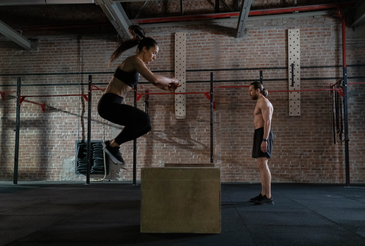 Frau springt beim Sport