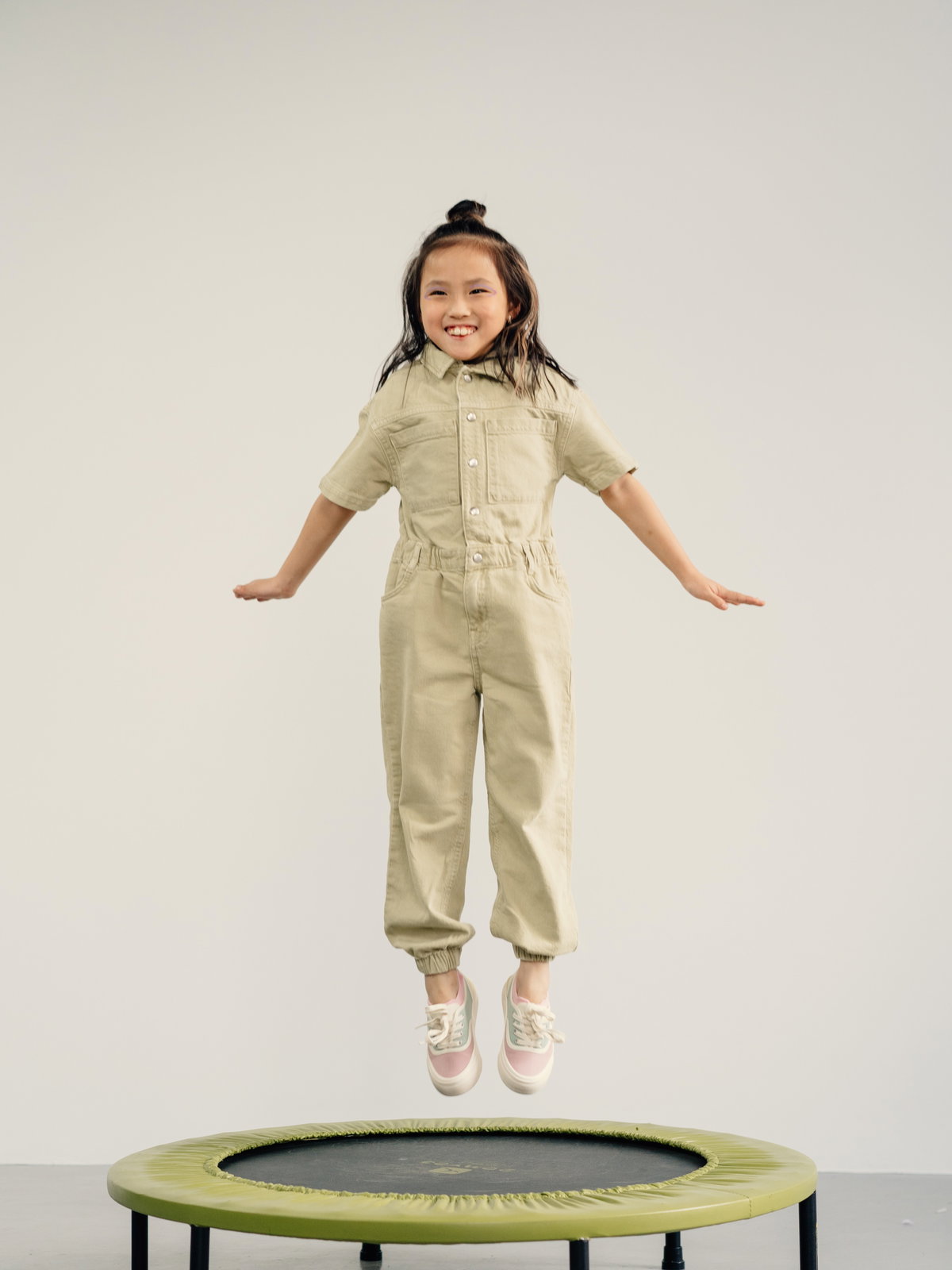 Kind springt auf Trampolin