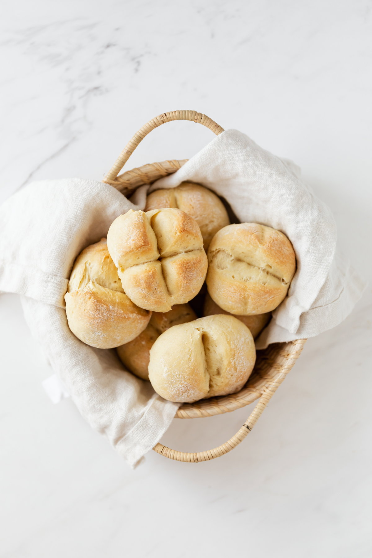 Brötchen im Korb