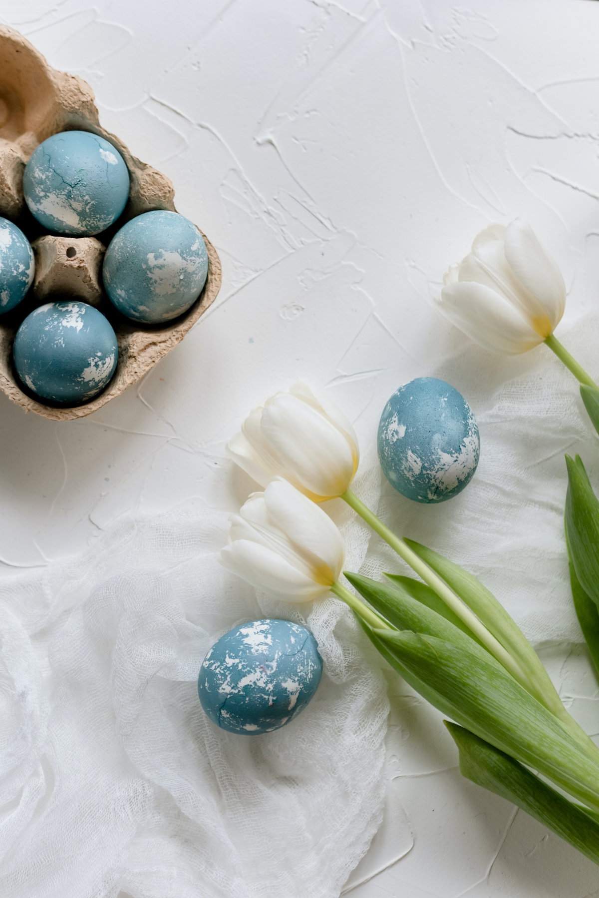 Ostereier und Tulpen