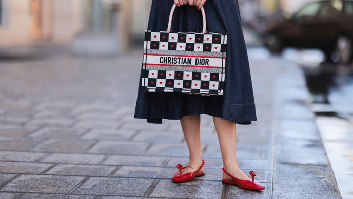 Schuhtrend 2022: Dieses flache Modell sorgt im Sommer für endlos lange Beine