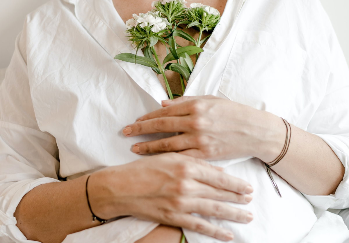 Schwangere Frau und Blumen