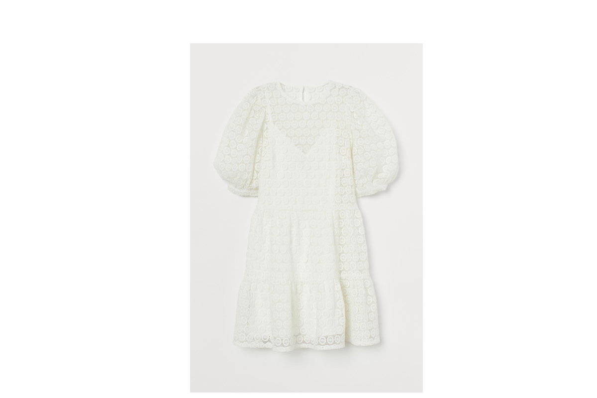 weißes Spitzenkleid mit Puffärmeln