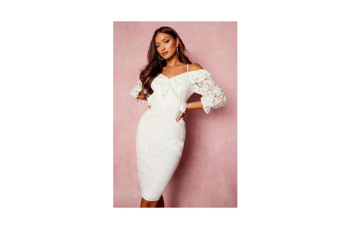 Weißes Spitzenkleid in Midi-Länge mit 3/4-Ärmeln von Boohoo, ca. 54 Euro 🛒