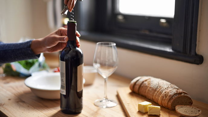 Haushalt: 4 praktische Dinge, die man im Haushalt mit Weinresten machen kann
