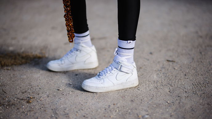 Weiße Sneaker reinigen: Mit diesen 4 Tipps strahlen sie wieder wie neu
