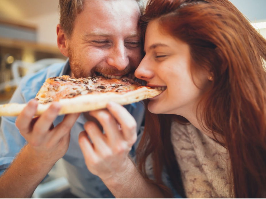 Mann und Frau teilen sich eine Pizza