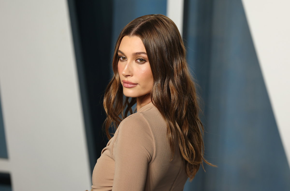 Riviera Brünett Hailey Bieber