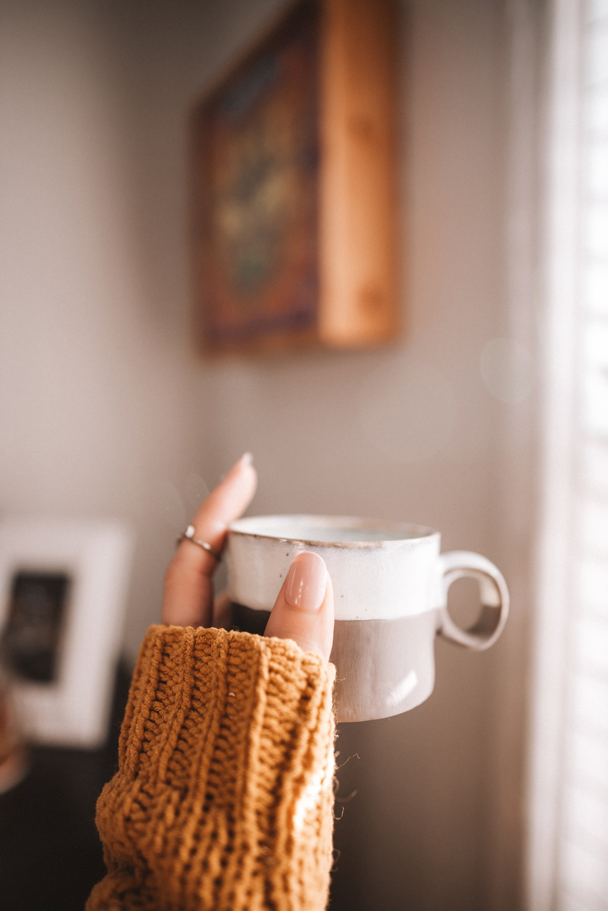 Hand hält Tasse
