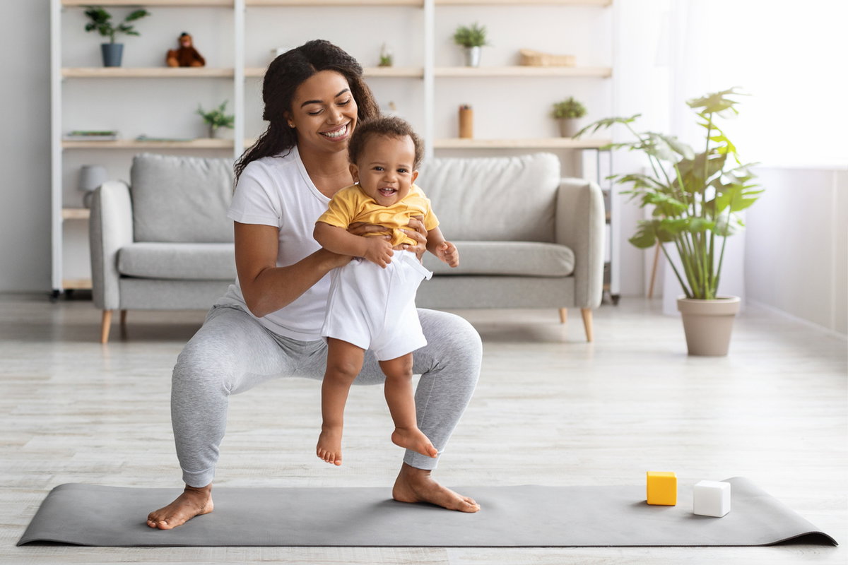 Frau macht Sport mit Baby
