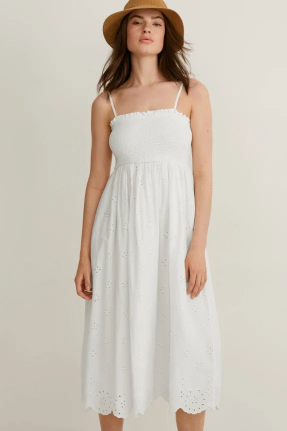 Luftiges Fit & Flare Kleid aus leichtem Webstoff mit zarter Lochstickerei und gesmoktem Oberteil.