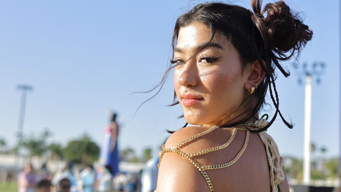 Ein Muss für Festivals: 5 unverzichtbare Sonnenschutz-Produkte, die unsere Haut unterwegs retten