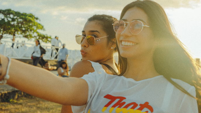 Festival-Season 2026: Diese 4 Glow-Booster zaubern dir einen strahlenden Teint