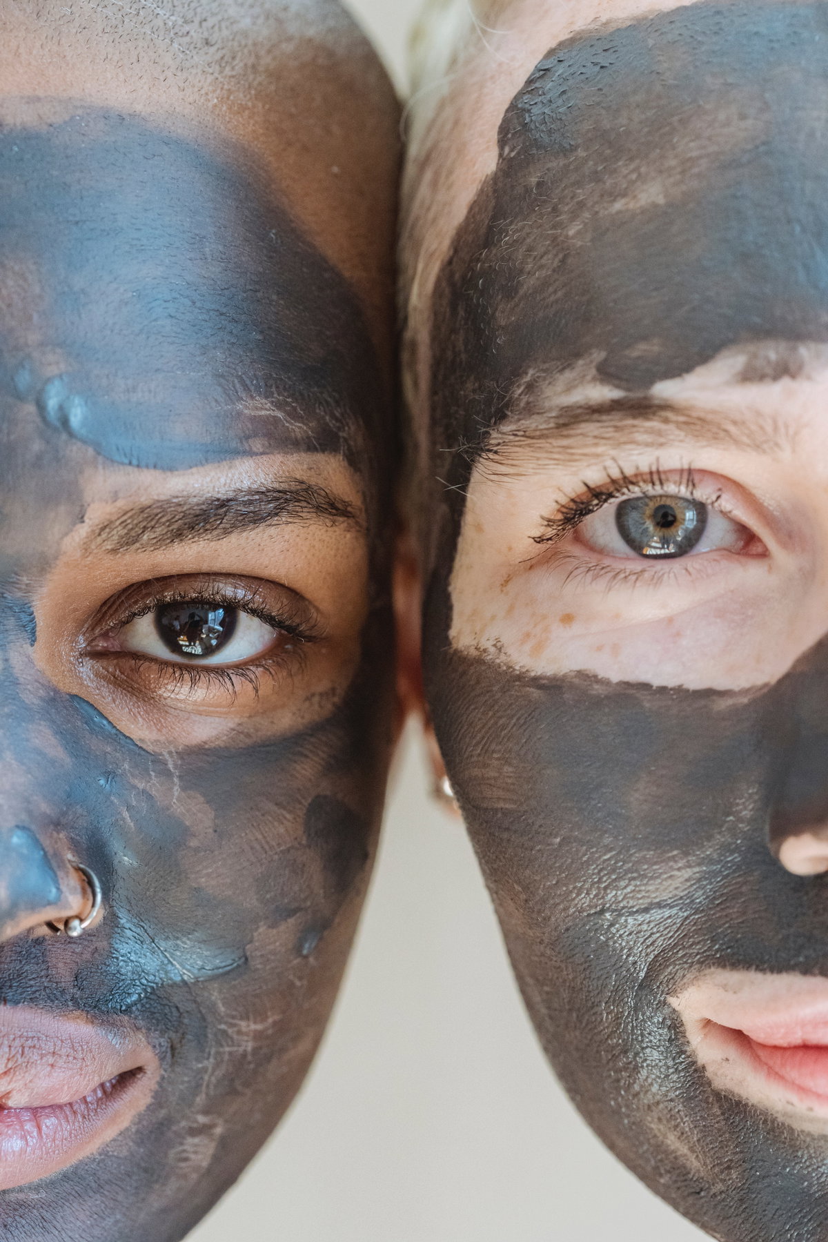 Frauen mit Gesichtsmaske