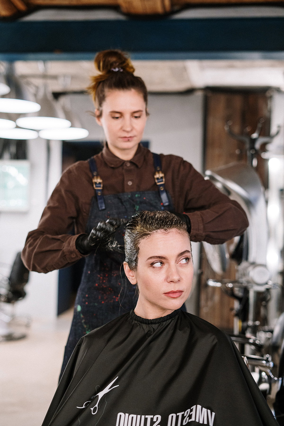 Frau bekommt ihre Haare gefaerbt