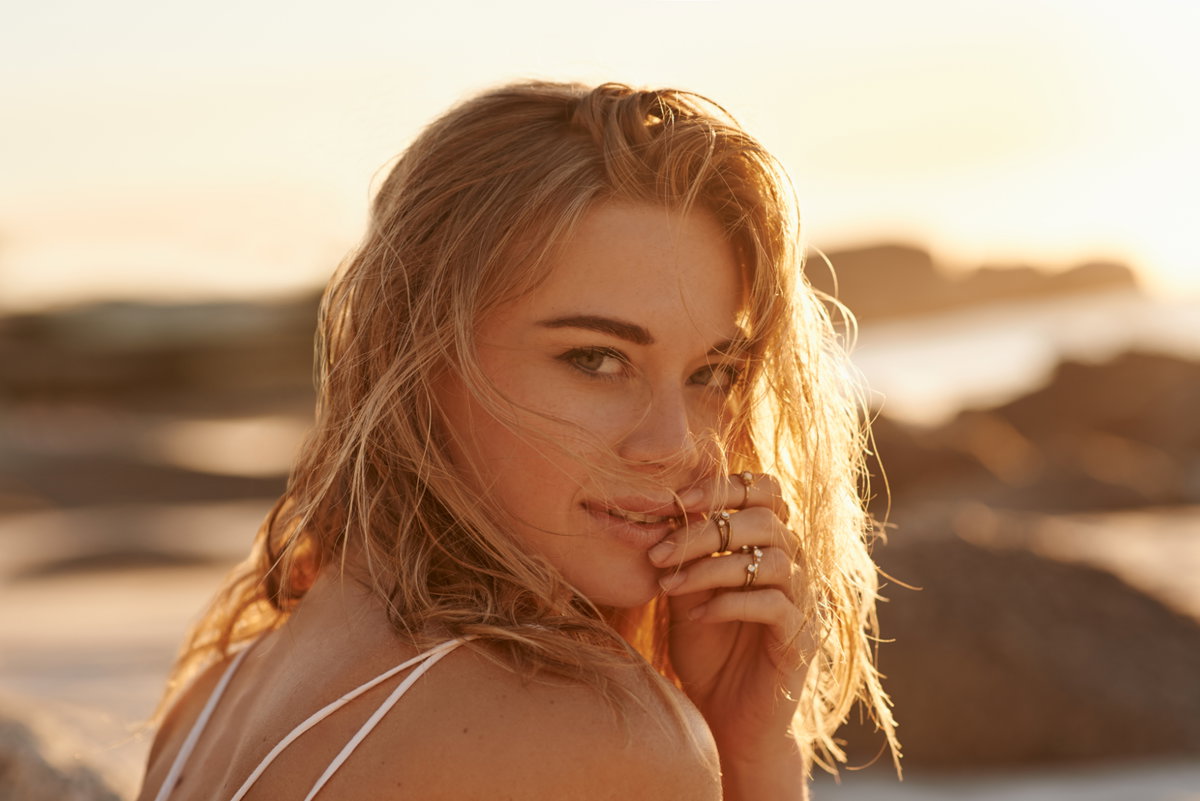 Frau am Strand mit Beach Waves Salzspray